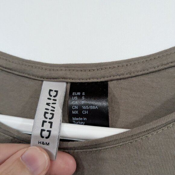 *3/$10* H&M Skull Snake "Surrender" Graphic Cold Shoulder Tee Green Size Small - Picture 2 of 4